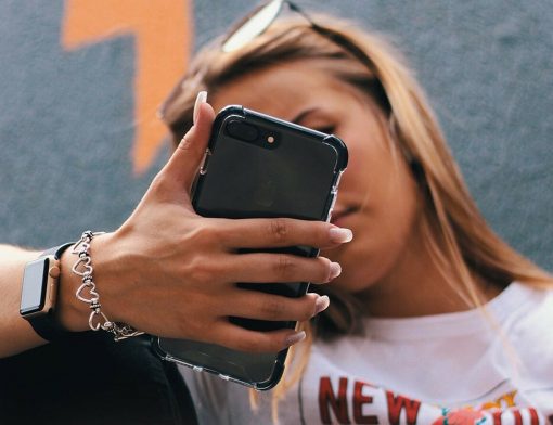 Mulher usando celular com case protetora