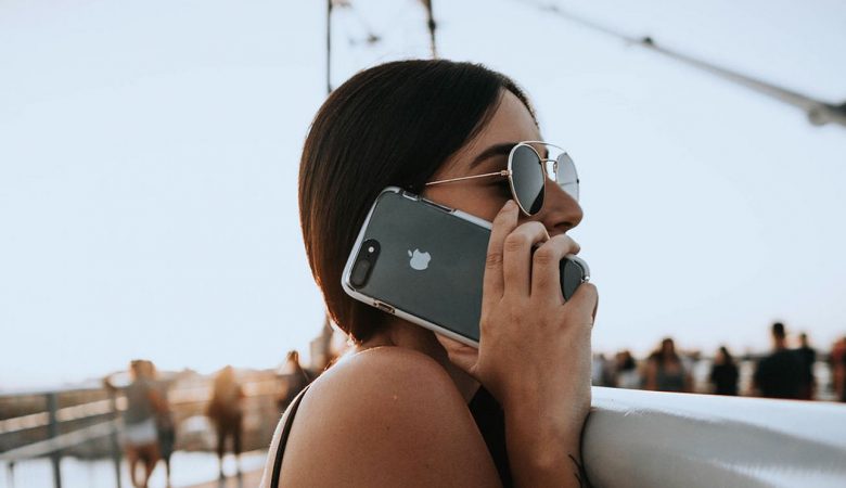 Mulher atendendo telefone com proteção militar